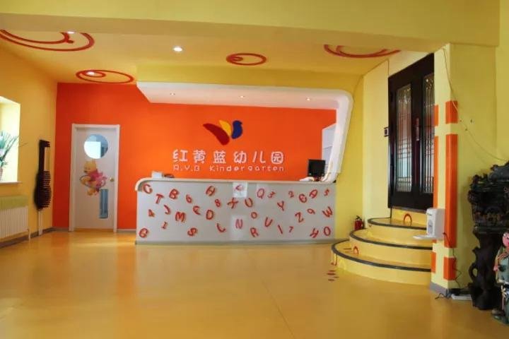 红黄蓝幼儿园回应助教让男童闻脚,男童家长对此有什么反应?