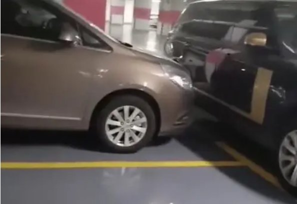浙江一男子私占停车位还下战书,表示谁先挪车谁是孙子,物业最后怎么处理?