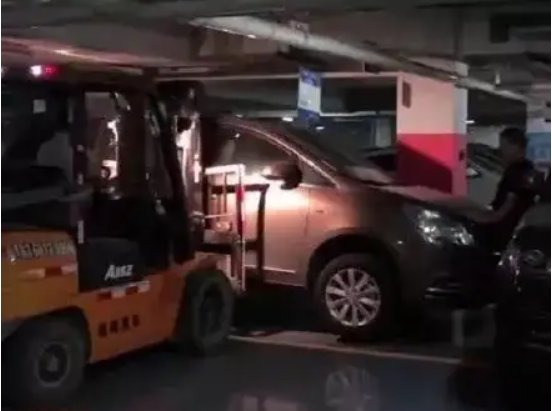 浙江一男子私占停车位还下战书,表示谁先挪车谁是孙子,物业最后怎么处理?