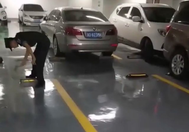 浙江一男子私占停车位还下战书,表示谁先挪车谁是孙子,物业最后怎么处理?