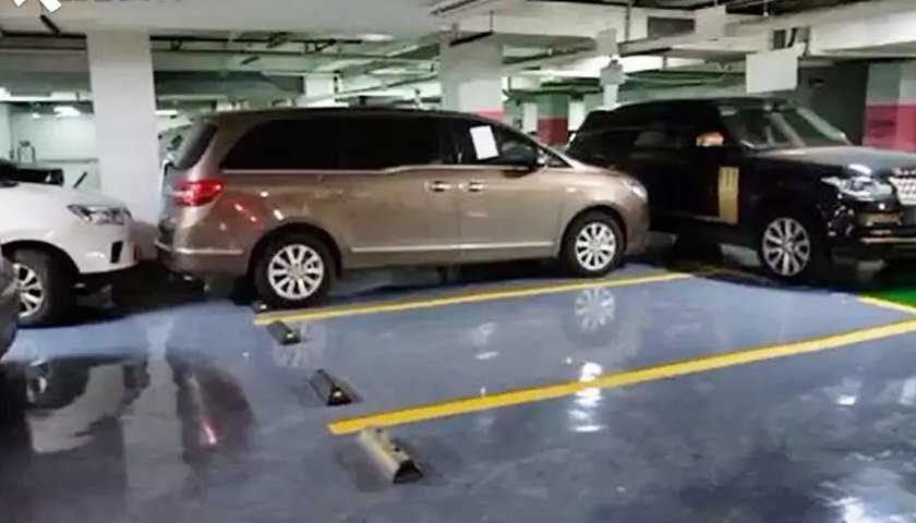 浙江一男子私占停车位还下战书，表示谁先挪车谁是孙子，物业最后怎么处理？