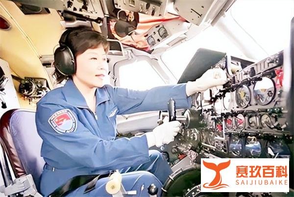 故事她是空军首位女师长，18岁入伍，53岁升少将，现东部战区服役
