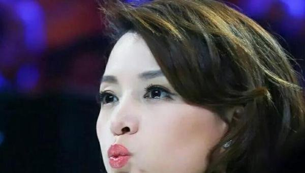 46岁董卿,近照曝光神似“王珞丹”,维持好身材靠2个小秘密