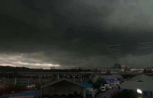南京一秒变天黑 画面感受下:被网友PS成科幻战场