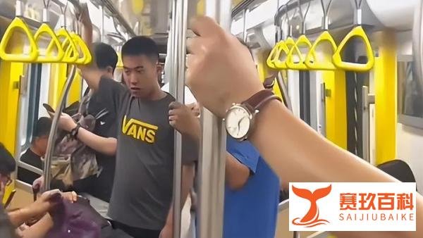 离谱！大爷与大妈争吵被小伙掌掴，警方称“地铁判官”精神有问题