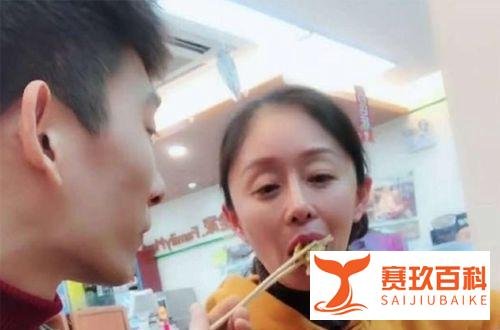 25岁年轻小伙娶44岁女演员，无惧女方欠债，接受领养孩子