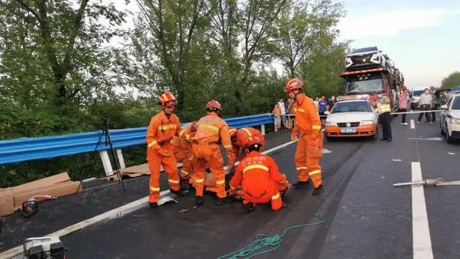 百万豪车出事故车门锁死3人被困，过路司机救出2人，现在伤亡严重吗？
