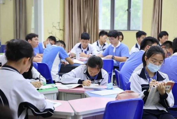 一个数在省略万位后面的尾数之后是四万那么这个数在省略之前最大是多少最小是