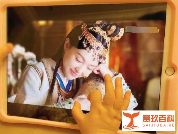 虎妈“沦为”猫妈 唐嫣晒女儿追剧照,萌娃小手OK姿势超可爱