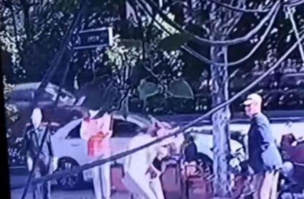合肥一女子殴打防疫志愿者？警方已介入调查