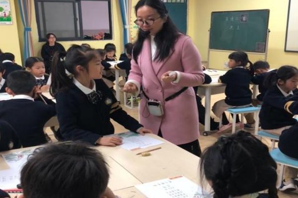 不古不今是贬义词吗