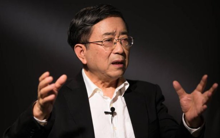 余秋雨对韩寒《杯中窥人》的评价是什么？