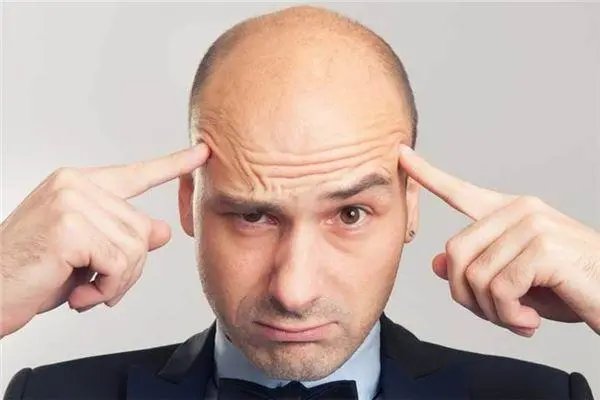 男子半年不用洗发水洗发,秃顶竟长满黑发,这到底怎么回事?