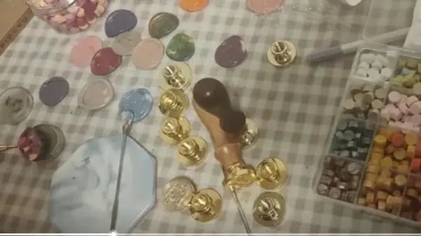 浙江一男生捣鼓火漆蜡粒被父亲举报，其父亲为何这么做？