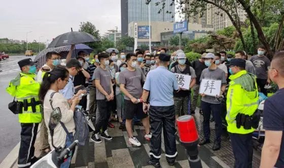 核酸点检测人员罢工,疑因被拖欠工资!何时能解决欠薪问题?