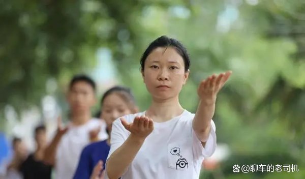 女孩13岁爱上太极,闭关三年成拳师,她现在怎么样了呢?
