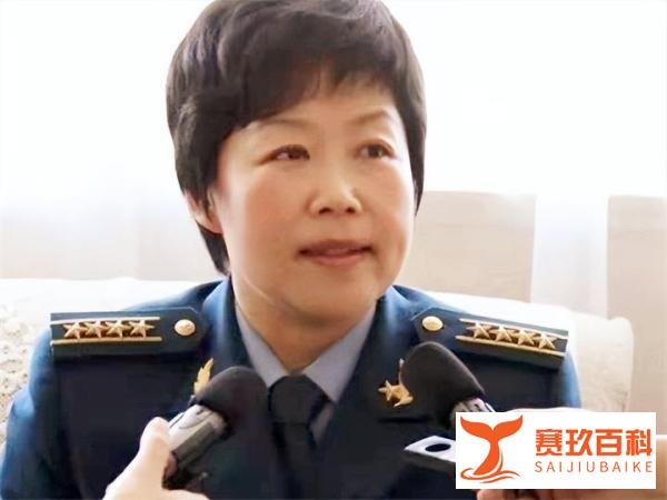 故事她是空军首位女师长，18岁入伍，53岁升少将，现东部战区服役