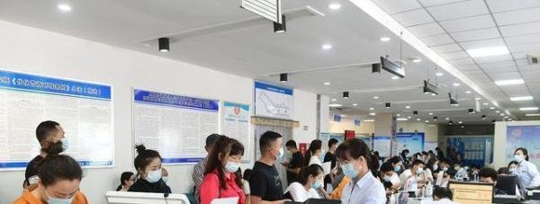 男子国庆爬黄山10分钟走1米 这是咋情况?