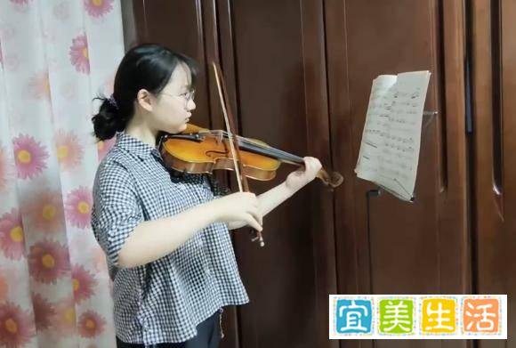 复读女生涨61分坐地大哭,双胞胎姐妹高考查分均超600分,考618分挨个房间报喜