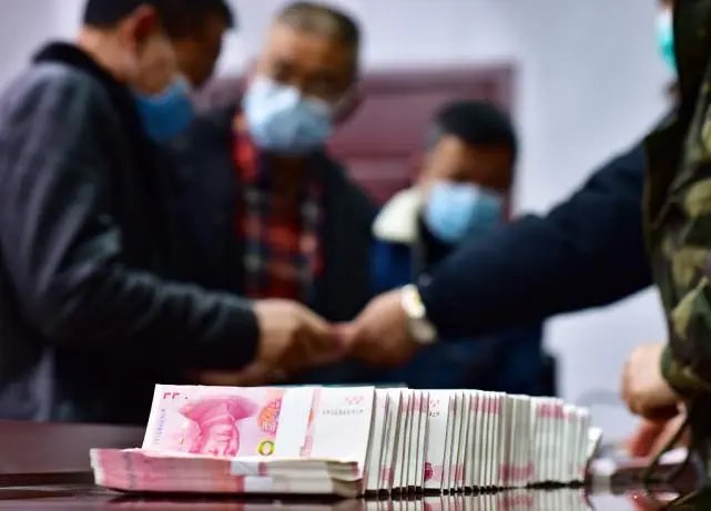 核酸点检测人员罢工,疑因被拖欠工资!何时能解决欠薪问题?