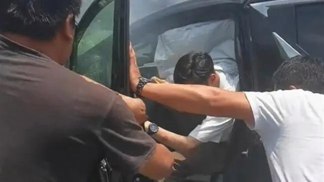 百万豪车出事故车门锁死3人被困，过路司机救出2人，现在伤亡严重吗？
