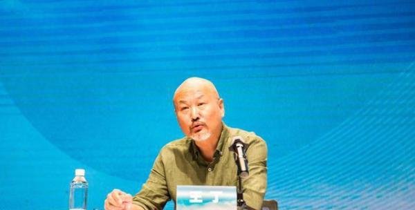 这部燃起爱国情怀的电影《大轰炸》真在洗钱？揭开真相有点心酸~