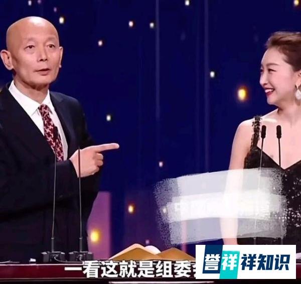 周冬雨再惹争议，金鸡奖发言遭葛优拆台，照着手稿念是她的错吗？