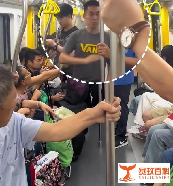 离谱！大爷与大妈争吵被小伙掌掴，警方称“地铁判官”精神有问题