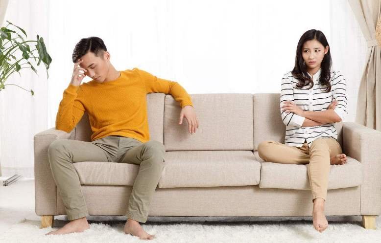 女子狂砸九辆汽车想让男友赔钱为何男友否认二人关系？