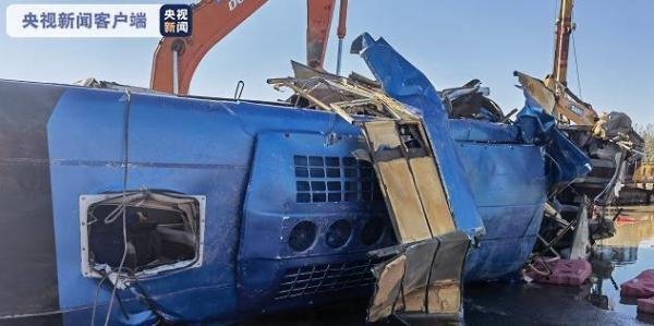 河北通勤车坠河已致13死 事发车曾不顾交警阻拦坚持过河