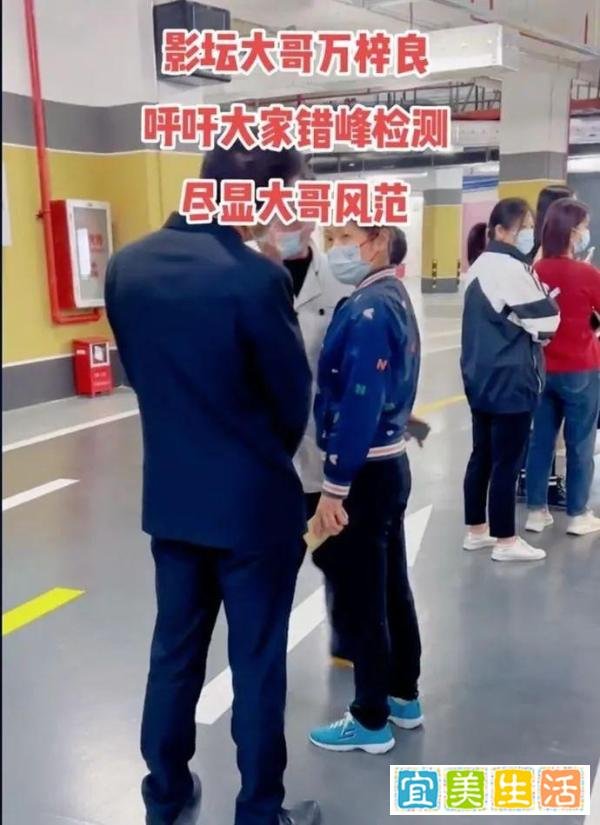 万梓良做核酸发生冲突！遭俩路人怒视斥骂，本人嬉皮笑脸不当回事