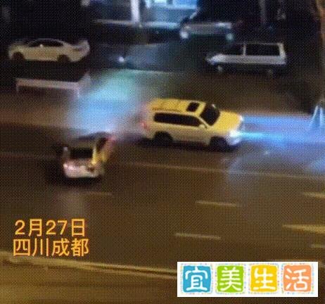成都街头：一辆越野车疯狂追撞小轿车