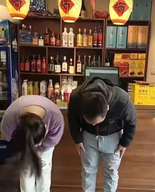 记者曝光餐厅食品问题被反锁，老板：你以为你是谁？