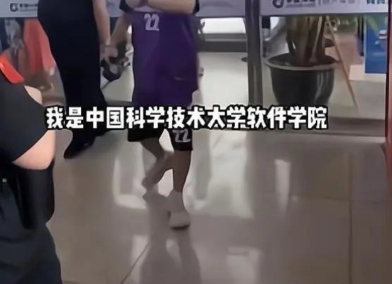 男子辱骂民警自称中科大研究生,校方对此是如何回应的?