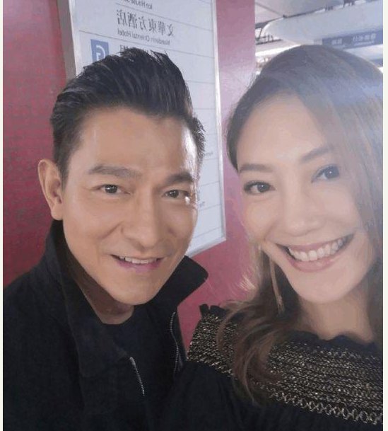 刘德华为何合影应采儿?