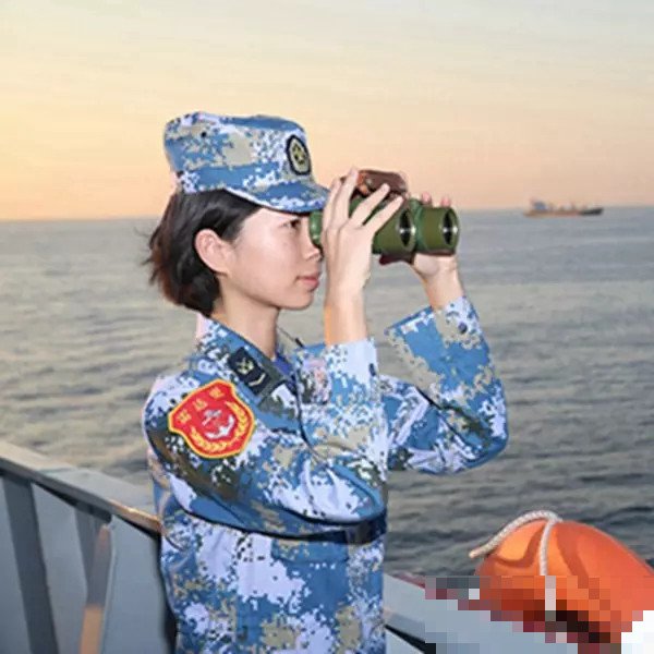 《潜艇女兵》剧情介绍