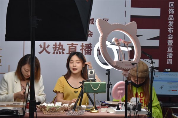 北京一女子看直播买三十余件翡翠全是假货，平台该不该承担责任？