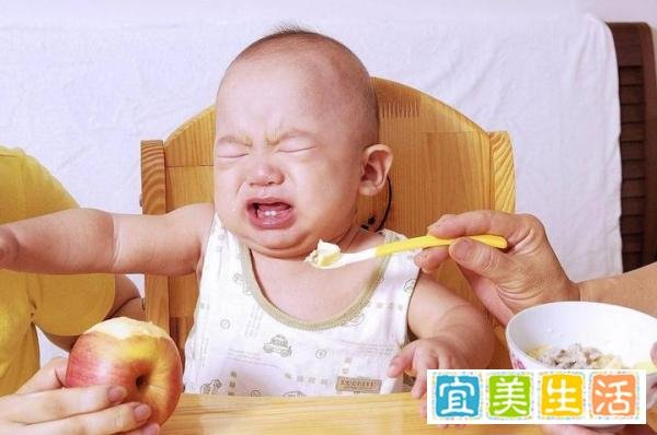 14天的新生儿被放塑料袋称重，网友：爸爸带娃，活着就好
