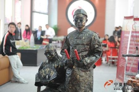 扮铜人吓到执勤女警,男子为什么假扮铜人?