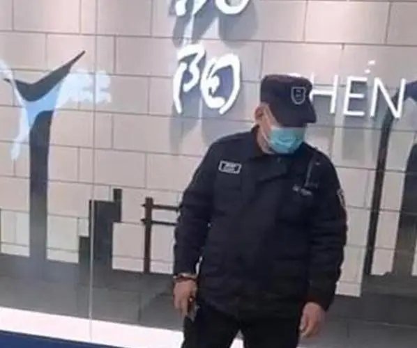沈阳一顾客购买30万商品,所赠纸盒被保安索回,他该如何维权?