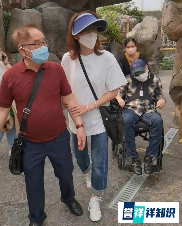 黎姿46岁弟弟罕露面,已坐轮椅14年,网友:黎姿为家人付出了太多