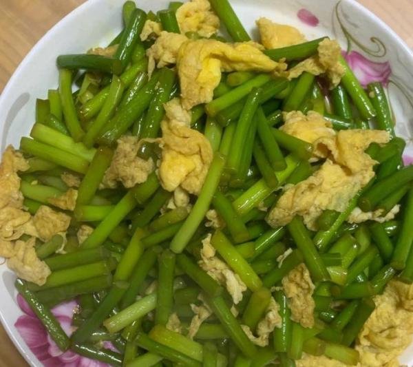 河北妈妈每天通勤1小时,只为给儿子送饭,网友:可怜天下父母心