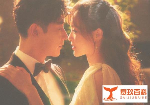 虎妈“沦为”猫妈 唐嫣晒女儿追剧照,萌娃小手OK姿势超可爱