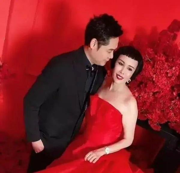 35岁小伙迎娶51岁亿万富婆，女婿只比他小5岁，坚称：这是真爱