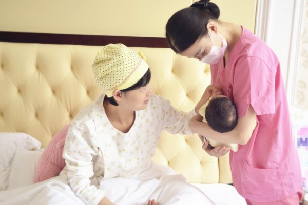 杭州三胎妈妈回应哺乳期被开，单位的做法是否合理？
