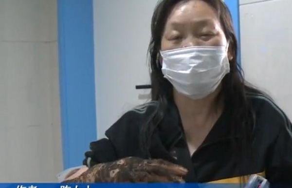 江边散步被蛇咬，女子被送到医院，医生看伤口后惊呼：你命真大