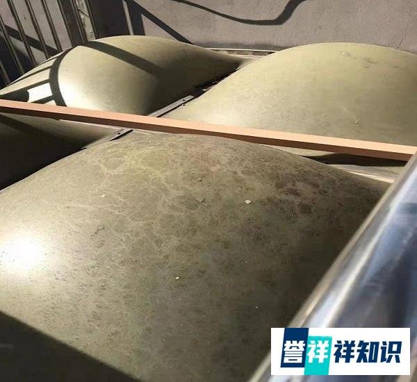 男童不慎踩破楼顶采光板坠亡,失踪6个半小时才被保安发现,家属指物业应担责