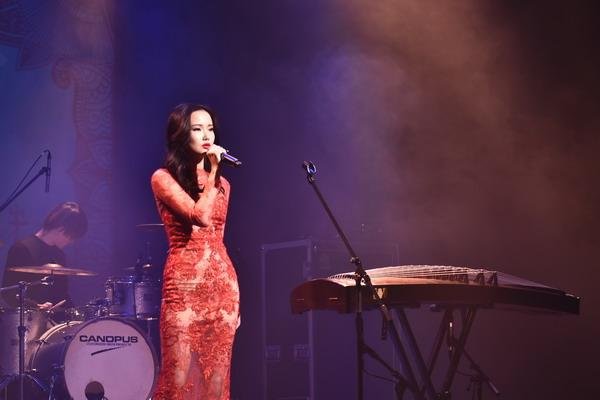 黄龄称“不要对我身边的人指指点点”：成年人的世界做自己好难，你怎么看？