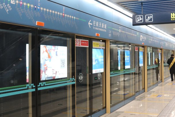 西安地铁拽人保安系随车工作人员,他有权力暴力拖拽女乘客吗?