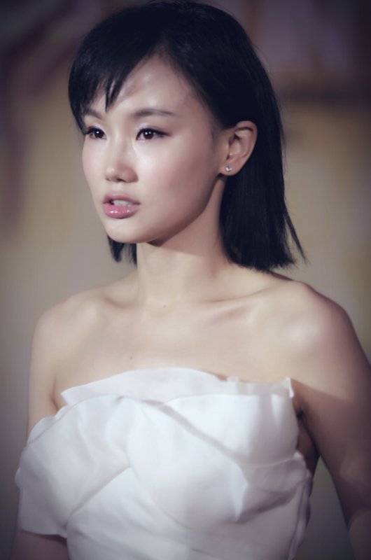 黄龄称“不要对我身边的人指指点点”：成年人的世界做自己好难，你怎么看？